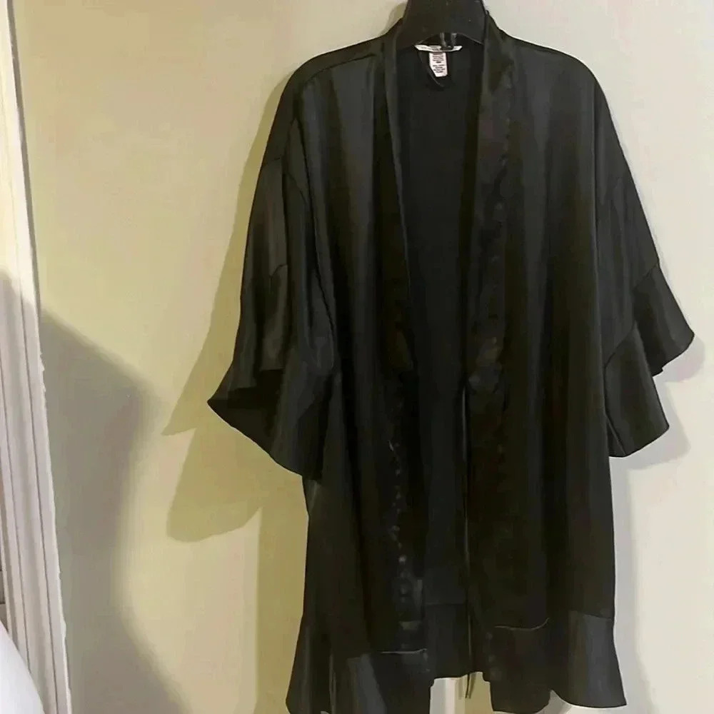 ❤️2/$30❤️[XS]Victoria  Secret Knee Length Vintage Black Satin Robe - Picture 3 of 8